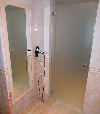 Стеклянные двери для душевой